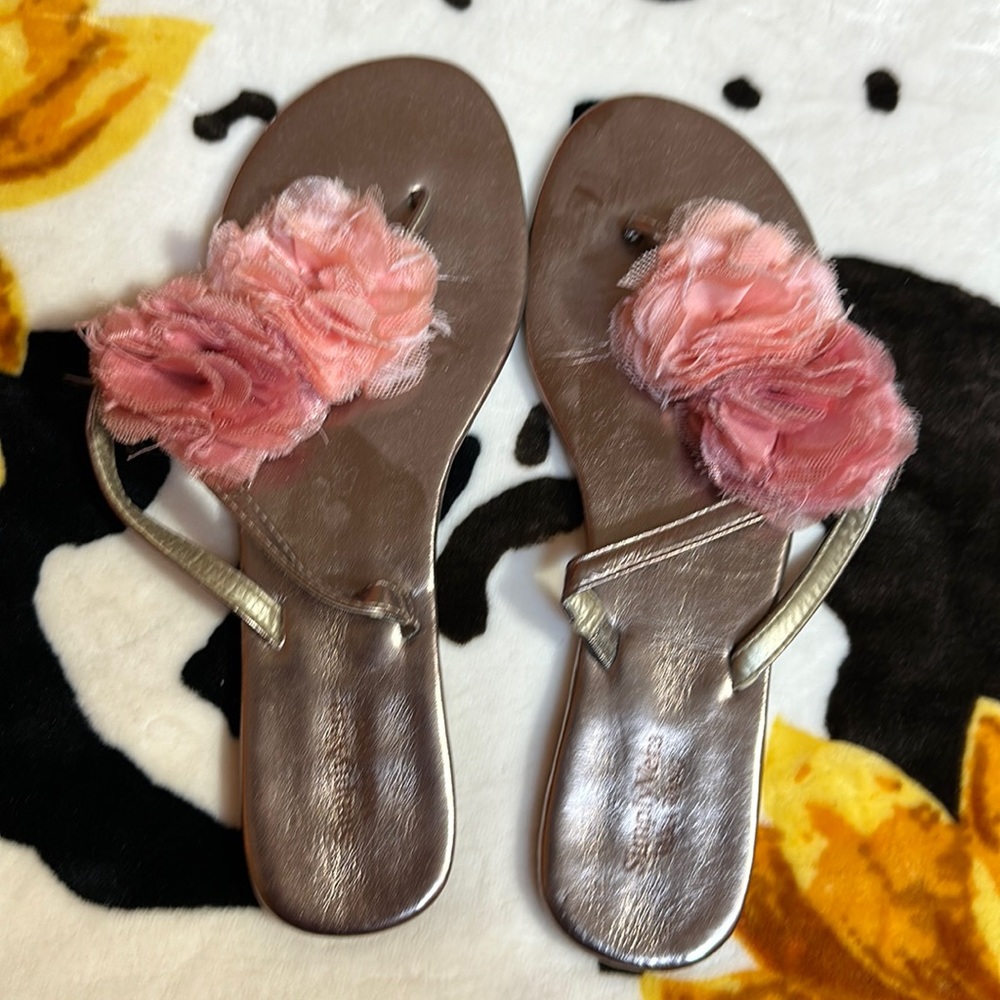 Simply Vera  Vera Wang flip flops.